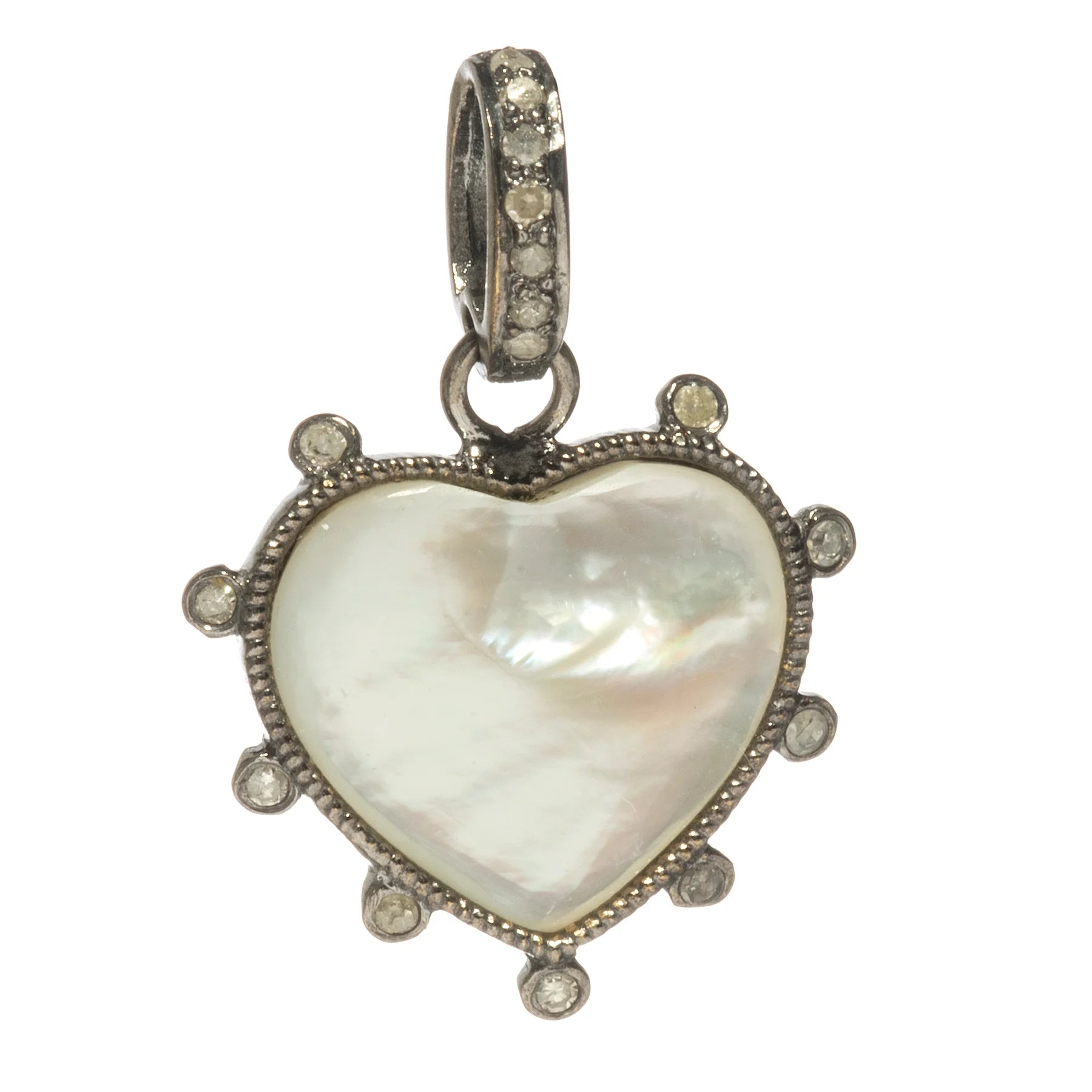 Heart charm with mother of pearl and diamond dot – delicate pendant combining luminous sheen and refined sparkle

